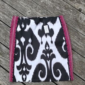 NWT Whitehouse Blackmarket damask mini pencil skirt with side embroidery  Size 6